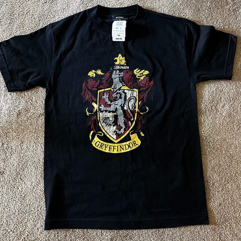 Harry Potter Gryffindor short sleeve shirt. Unisex Small